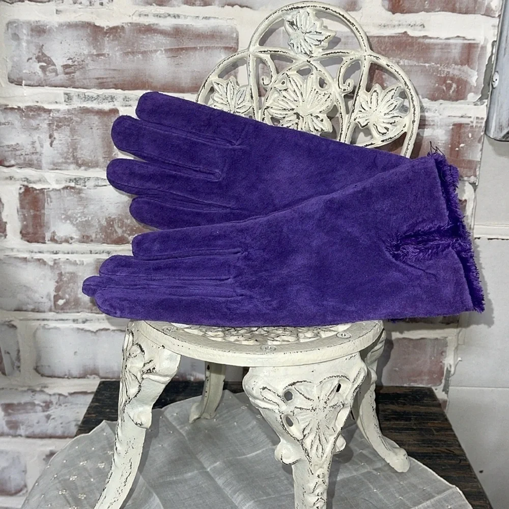 Suede purple gloves